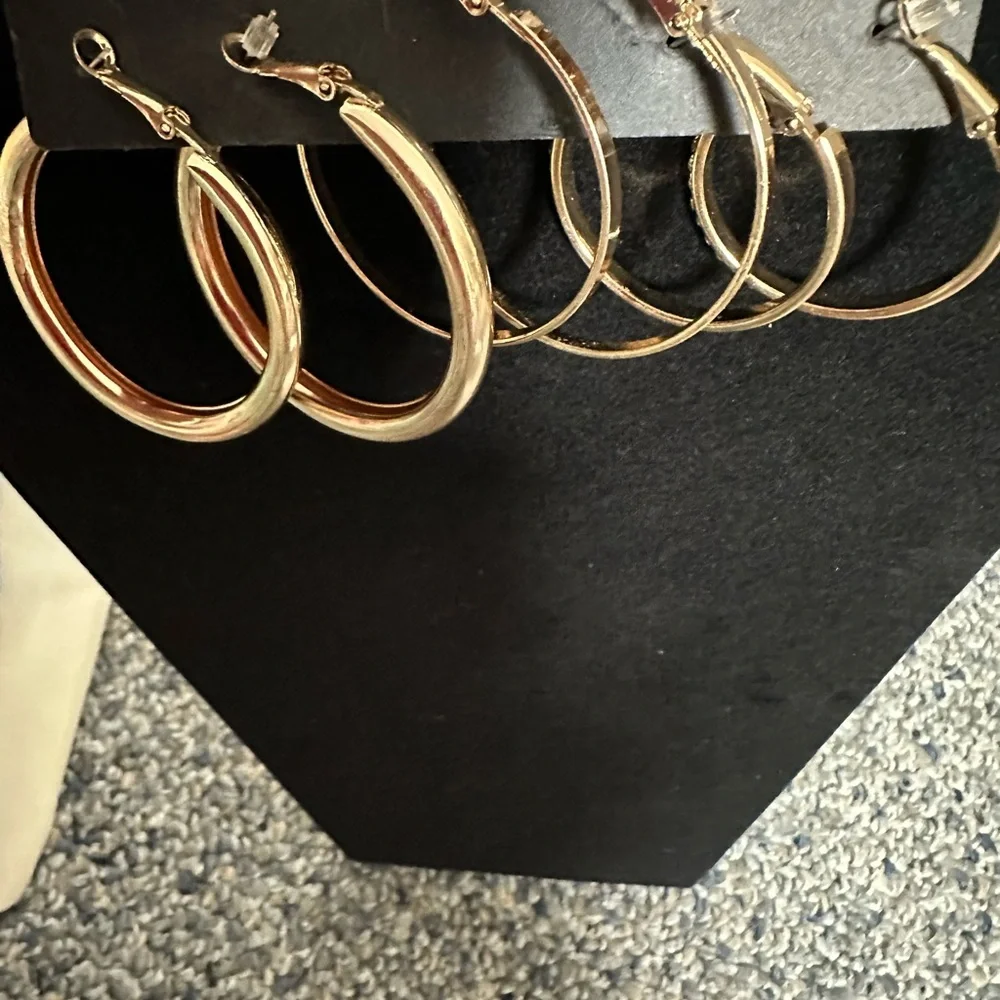 Steve Madden GP Earrings - Picture 2 of 2